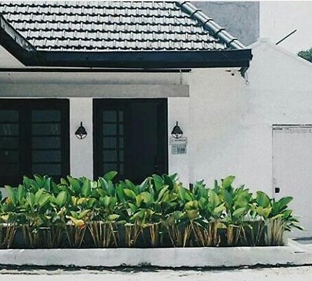 Askhara Guesthouse Surabaya Exterior photo