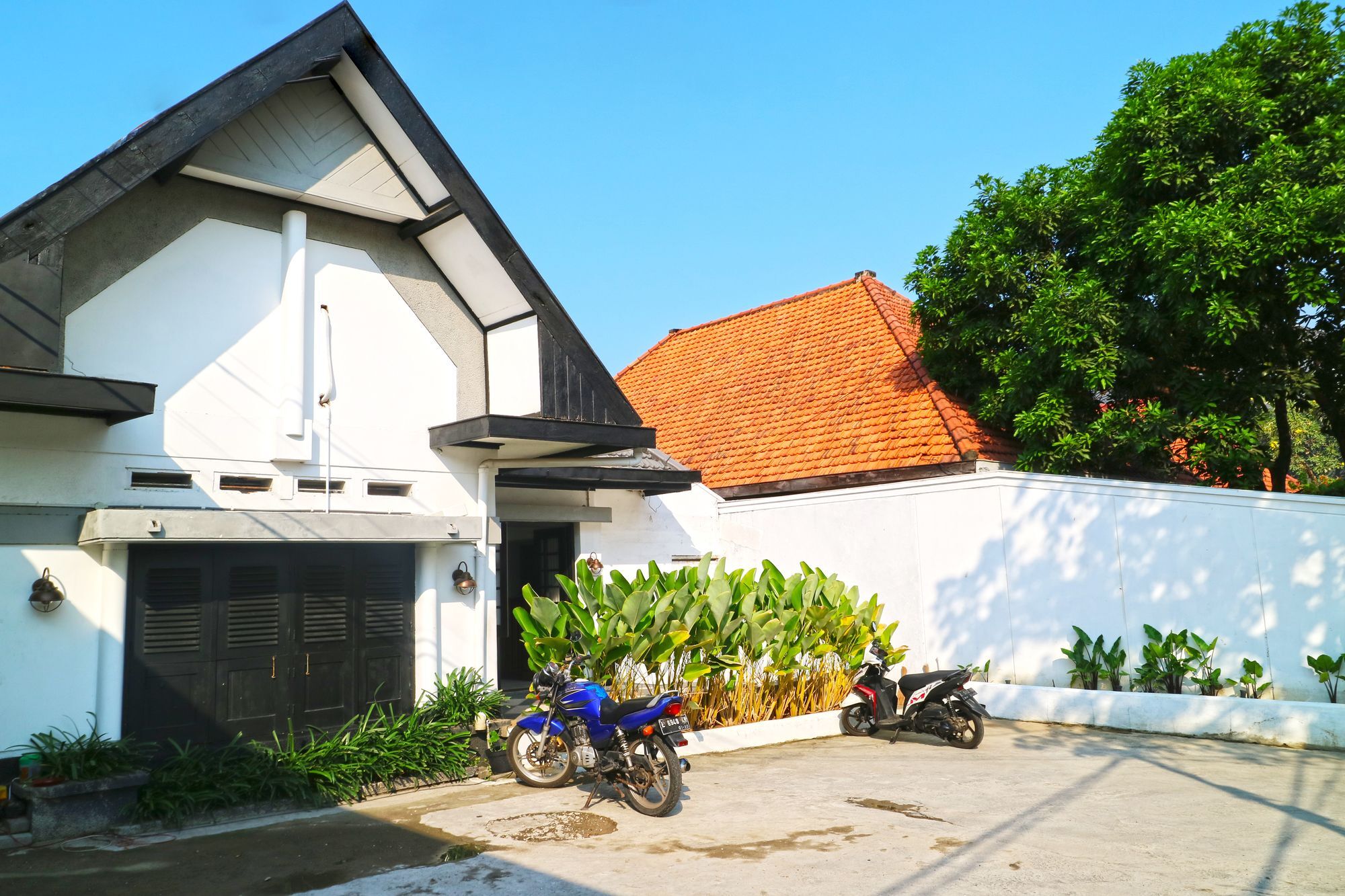 Askhara Guesthouse Surabaya Exterior photo